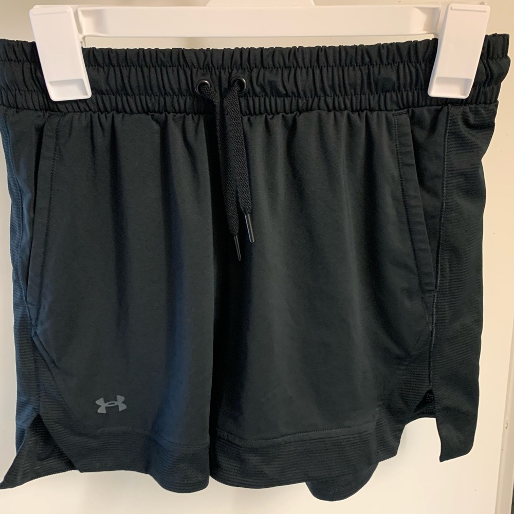 Women UNDER ARMOUR running shorts. NEW!! Size:XS. Color: Black.